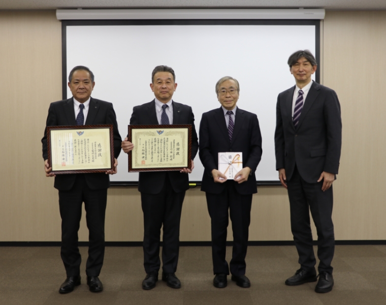 日産東京販売ホールディングス本社で行われた贈呈式の写真